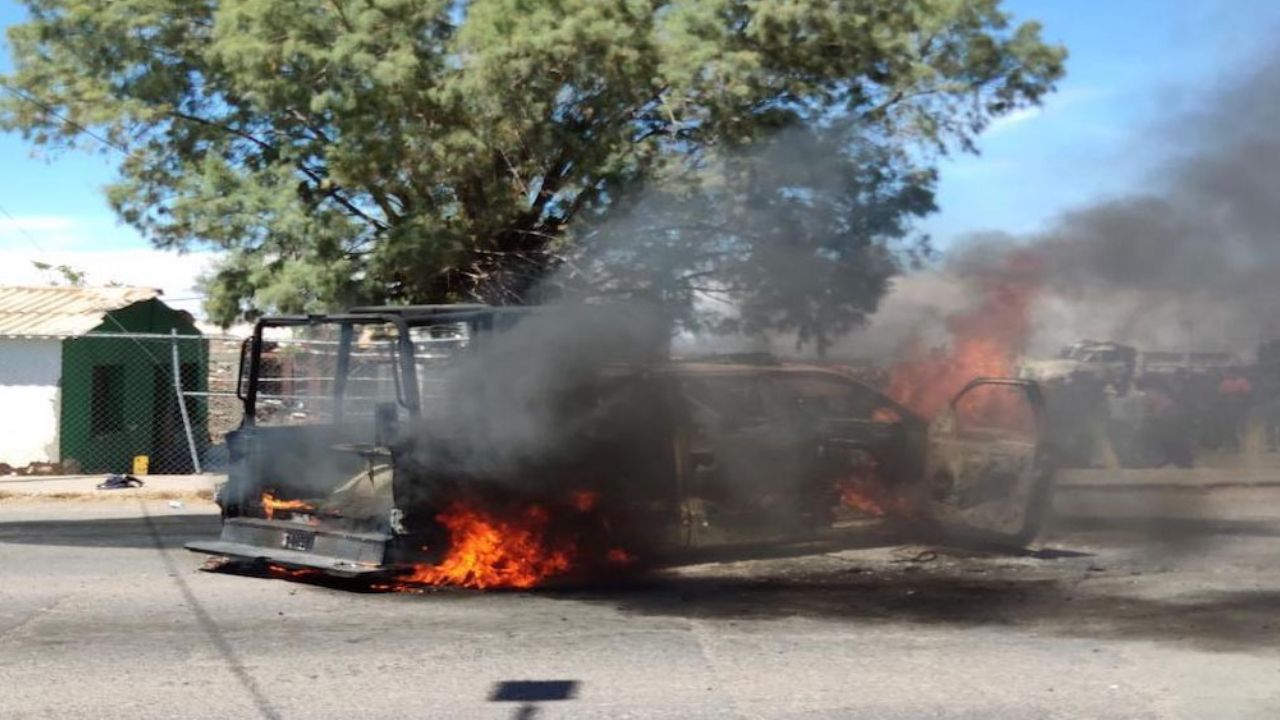 VIDEO: Agricultores queman vehículos por apertura de presa en Chihuahua