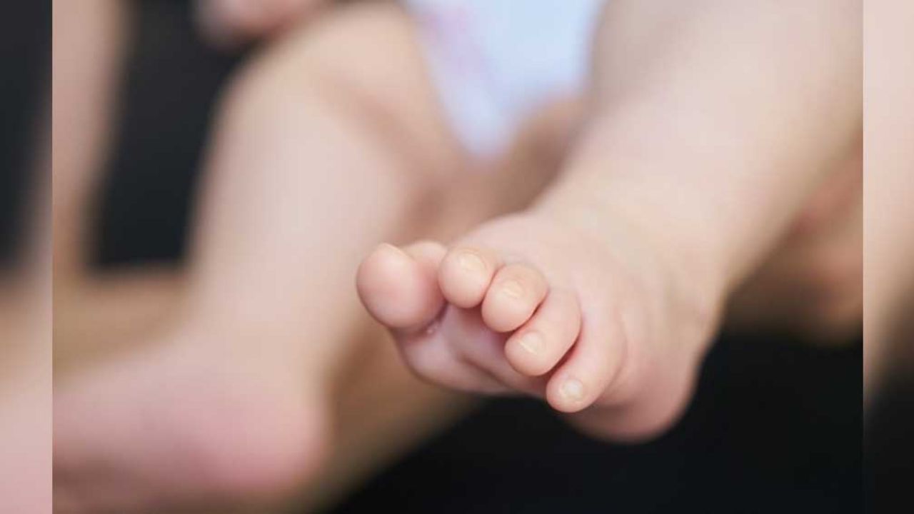Mujer da a luz, mete a su bebé en bolsa de plástico y lo tira afuera de su casa