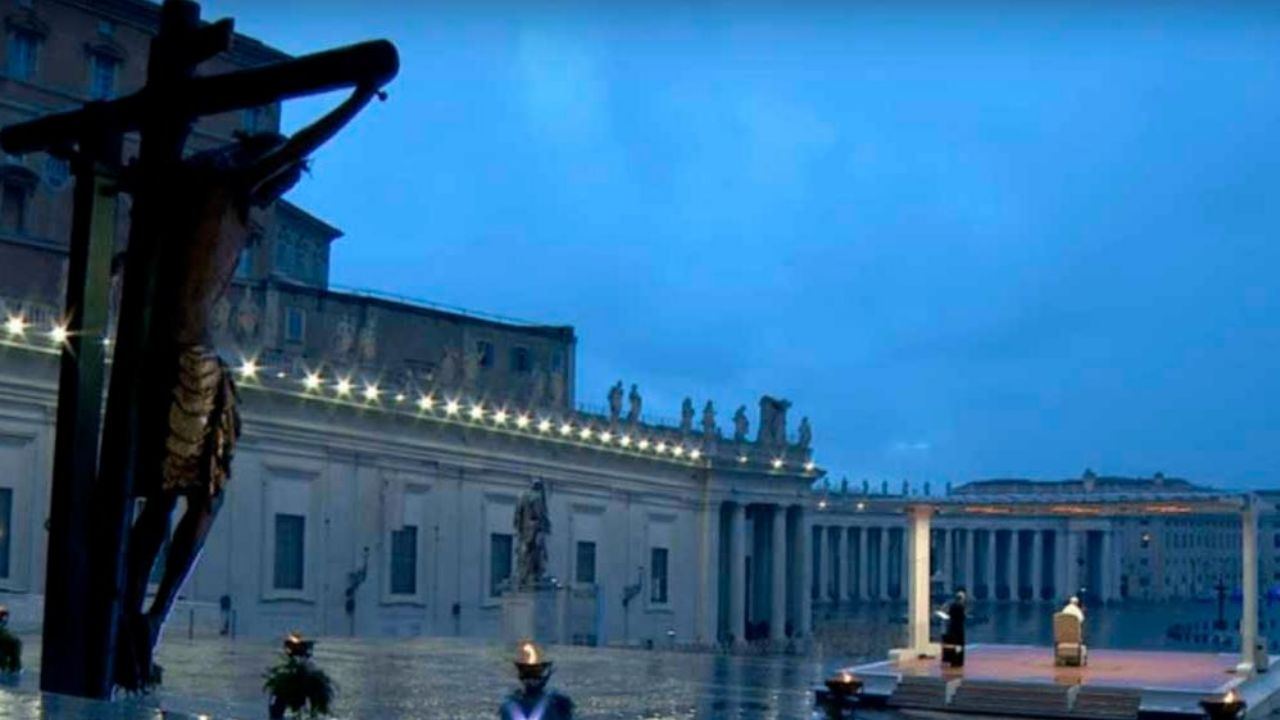FOTOS: Una plaza vacía y una misma oración; así fue la bendición del Papa