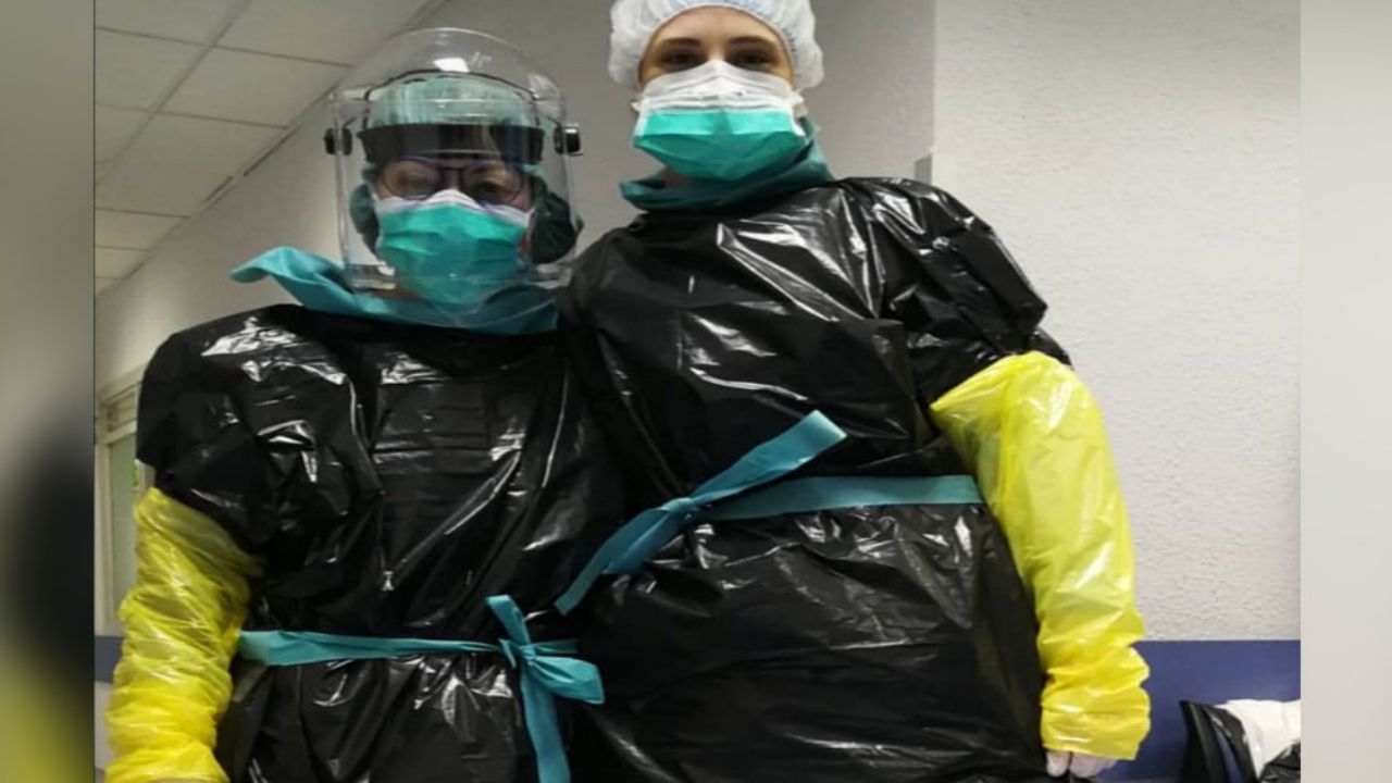 Impactantes imágenes de médicos que usan bolsas para protegerse del Covid-19