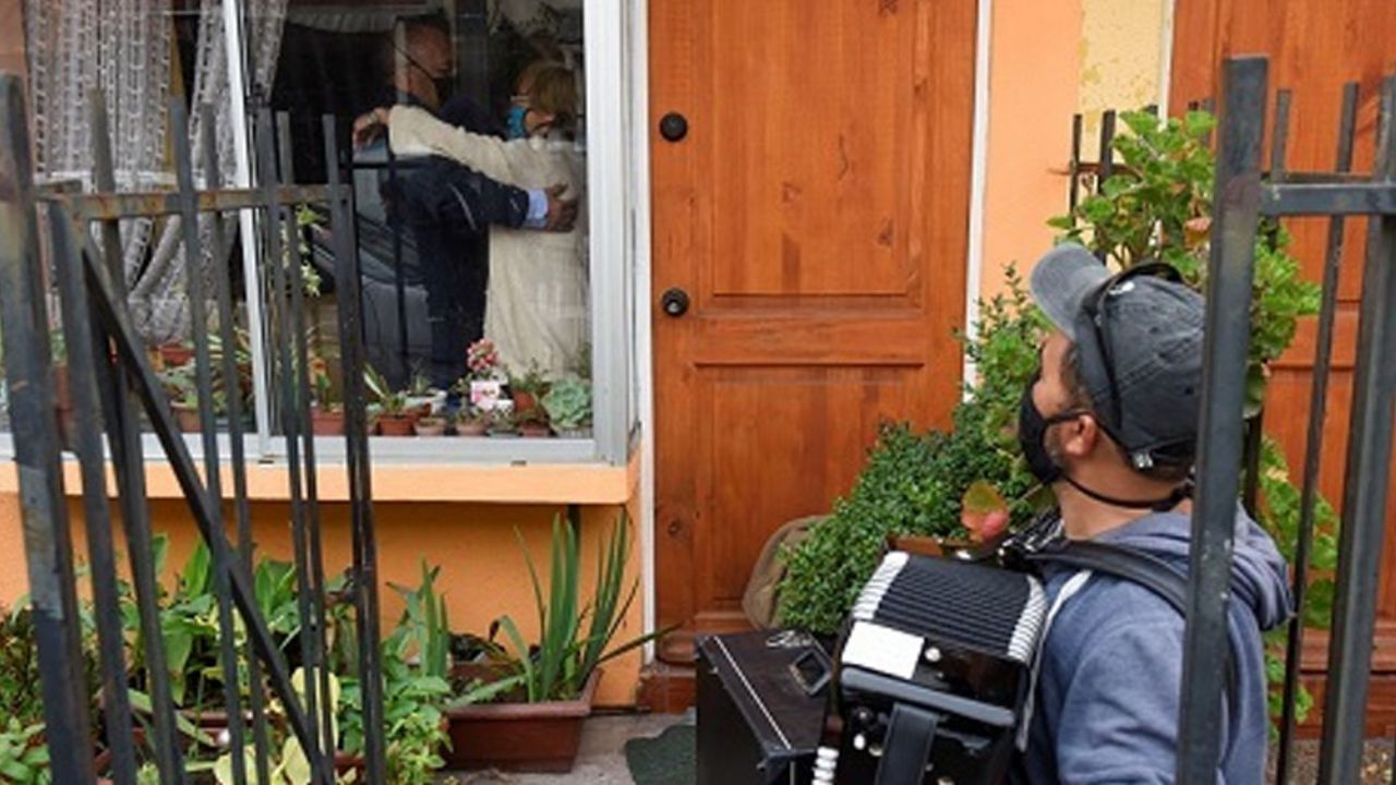 VIDEO: Joven toca el acordeón fuera de su casa para sus padres en cuarentena