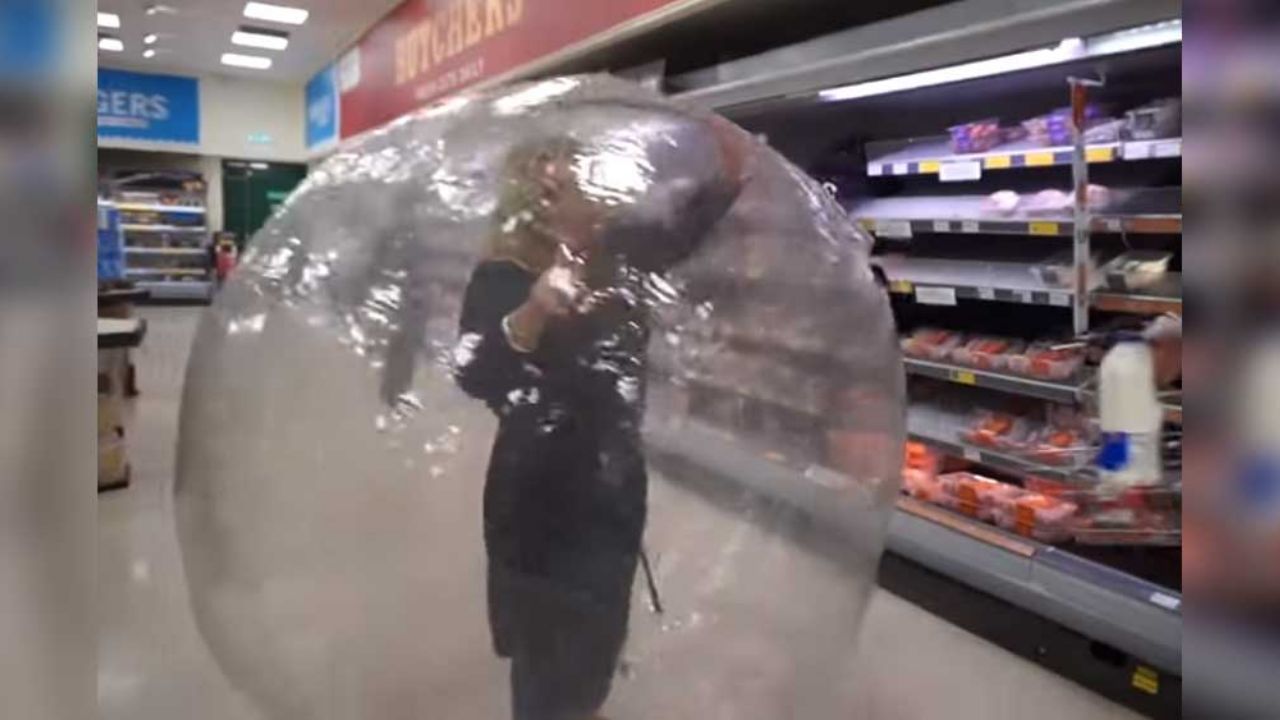 VIDEO: Mujer se va de compras dentro de esfera de plástico por el coronavirus