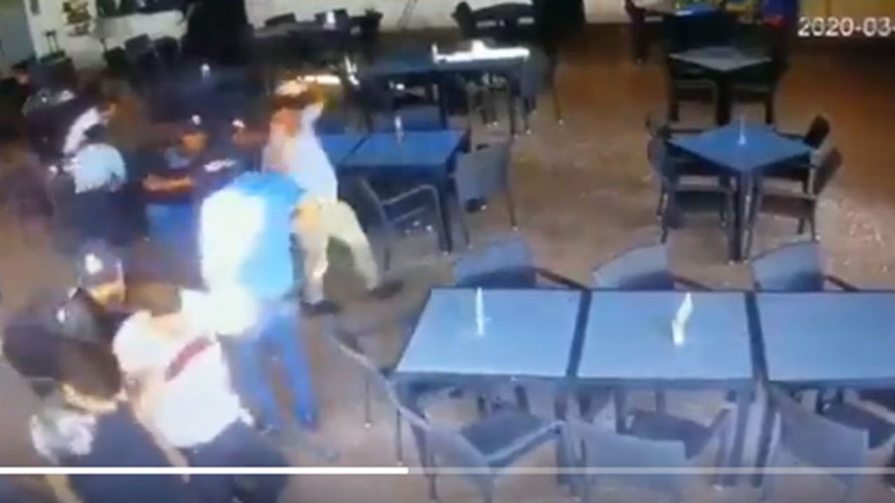 VIDEO: Comando armado secuestra a 5 personas en restaurante de Cancún