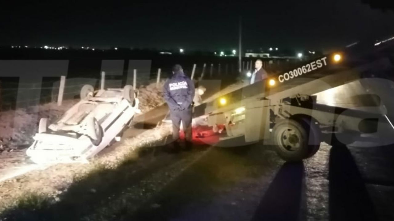 Aparatosa volcadura de un sedán deja saldo de cuantiosos daños materiales