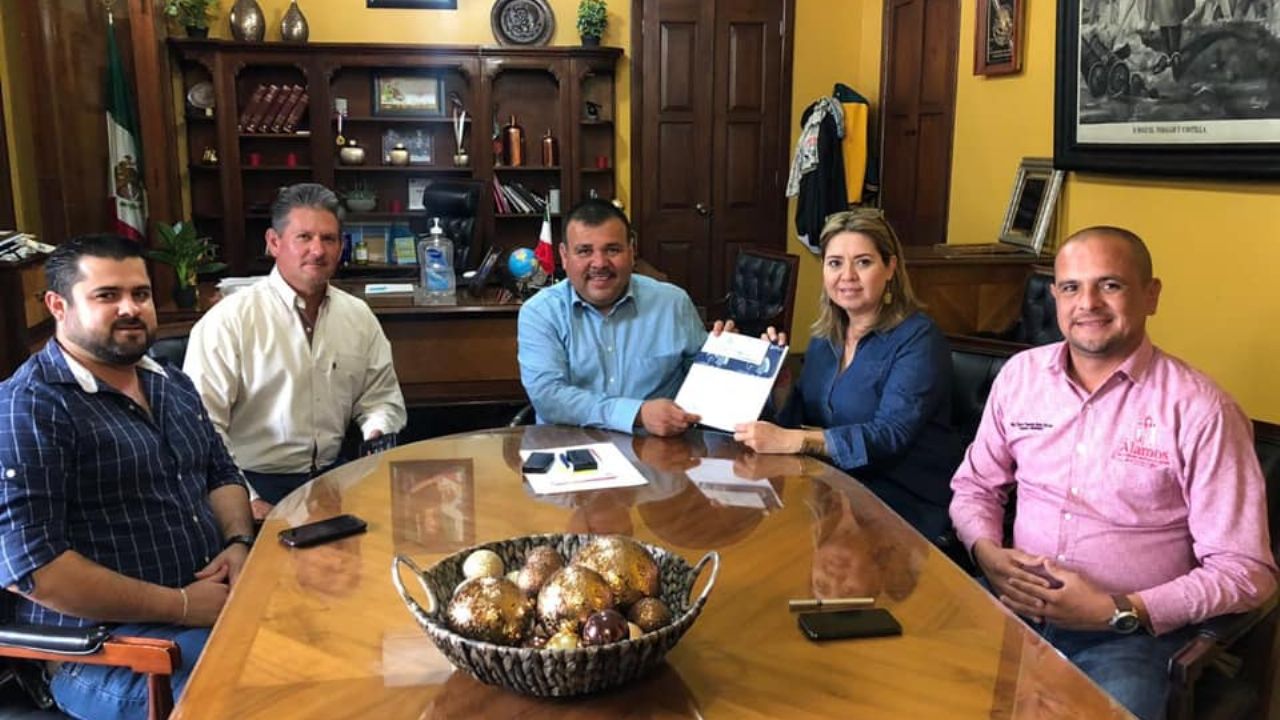 Funcionarios de Álamos donan dinero para trabajadores del sector turístico