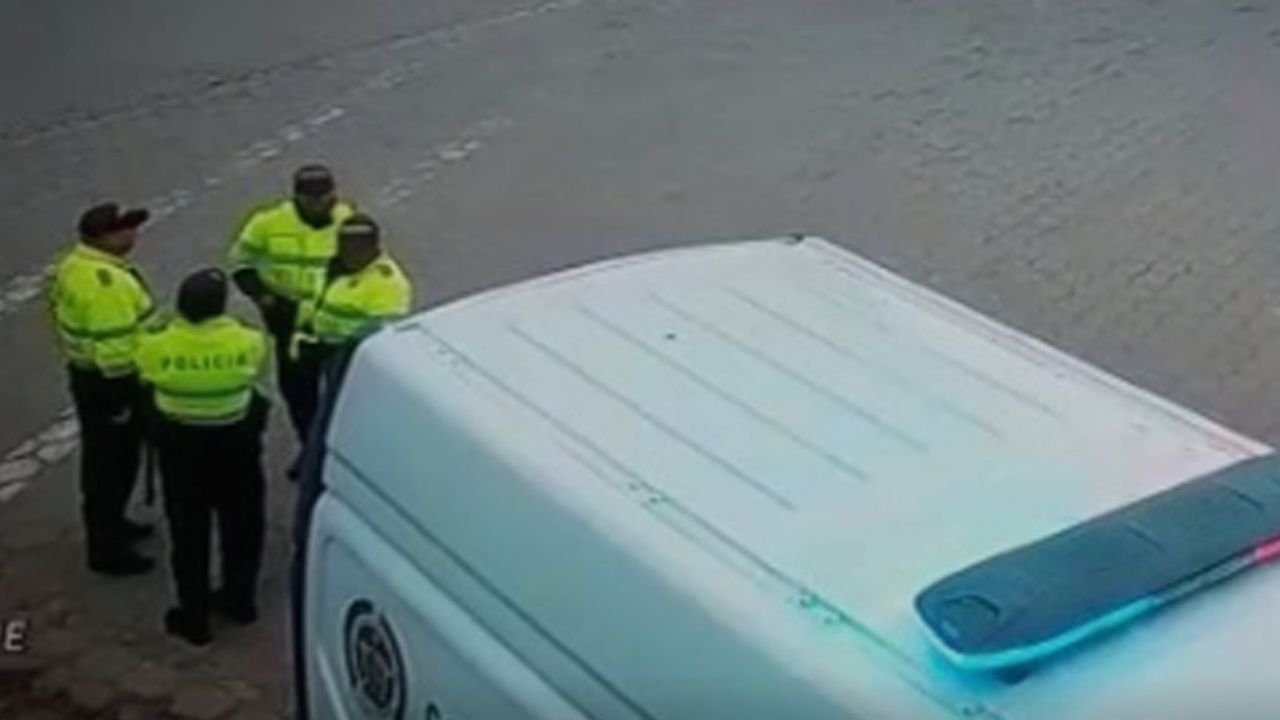 VIDEO: Niña en bicicleta sin control atropella a policía y se hace viral