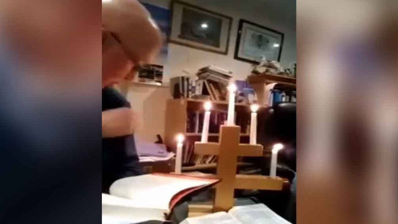 VIDEO: Padre se prende fuego accidentalmente durante misa en línea
