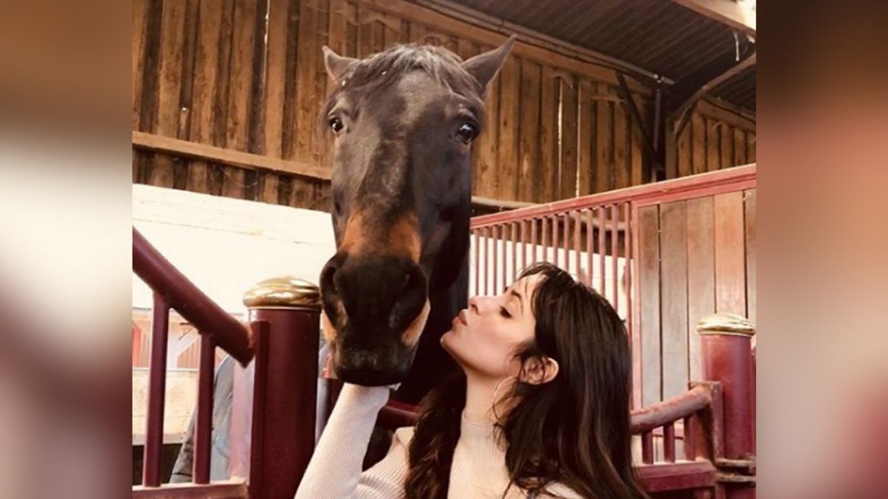 Camila Cabello muestra sus habilidades para el baile con escoba al ritmo cubano
