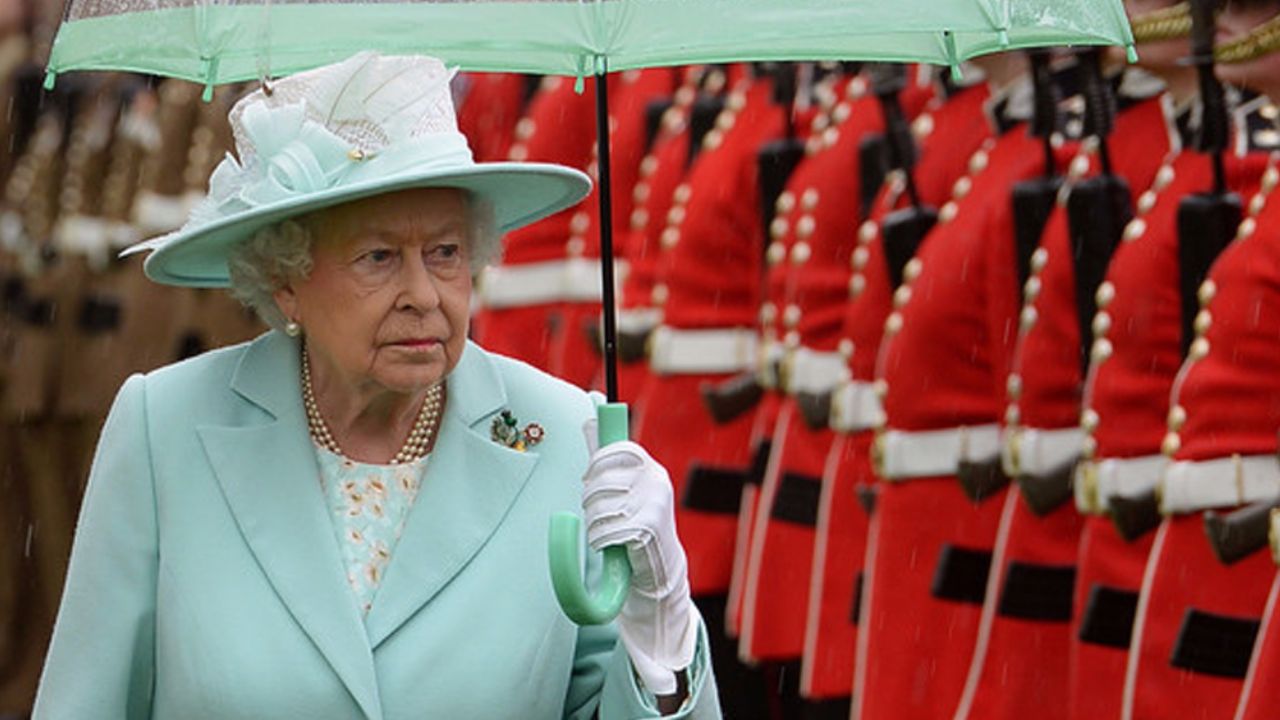 El terror invade a la Reina Isabel II; guardaespalda da positivo a Covid-19