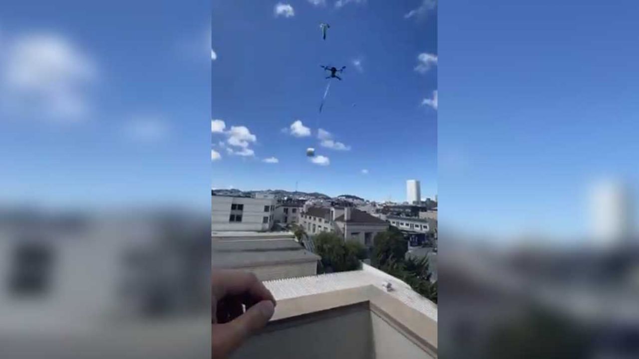 VIDEO: En plena cuarentena, hombre le envía papel de baño a amigo con un dron