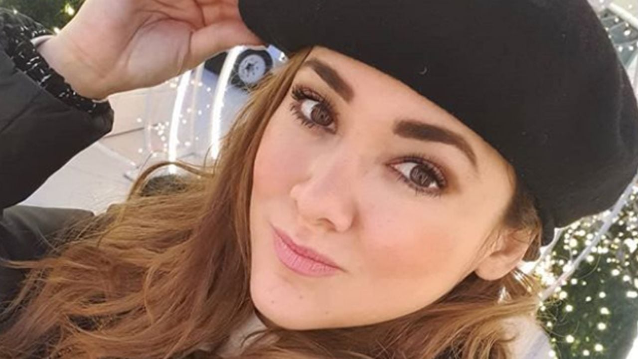 Desde la playa, Sherlyn presume sus 7 de embarazo con sensual bikini