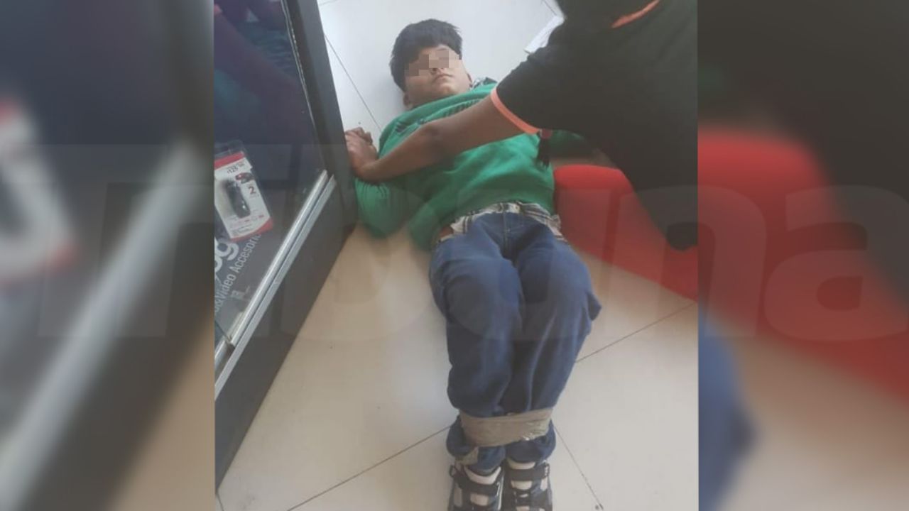 Menor de edad es atado de pies tras intentar robar en tienda de autoservicio