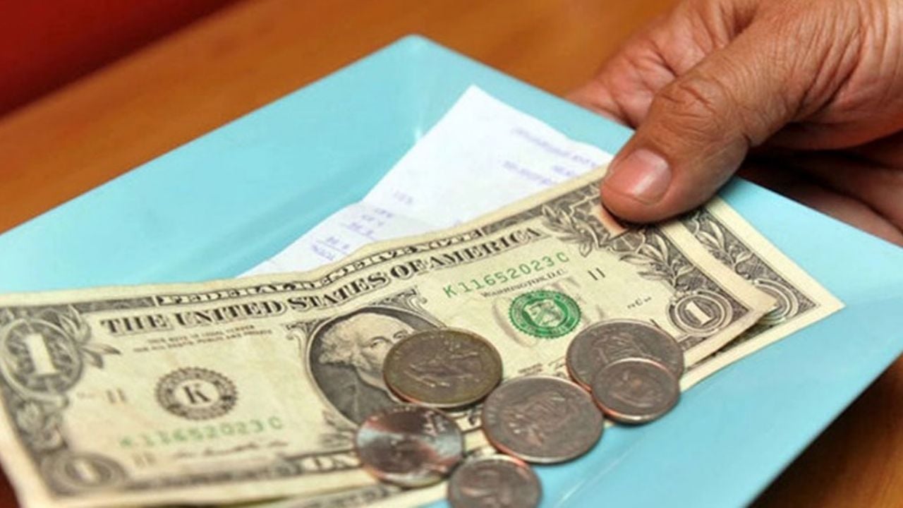 Hombre sorprende a su mesero al entregarle 10 mil dólares de propina