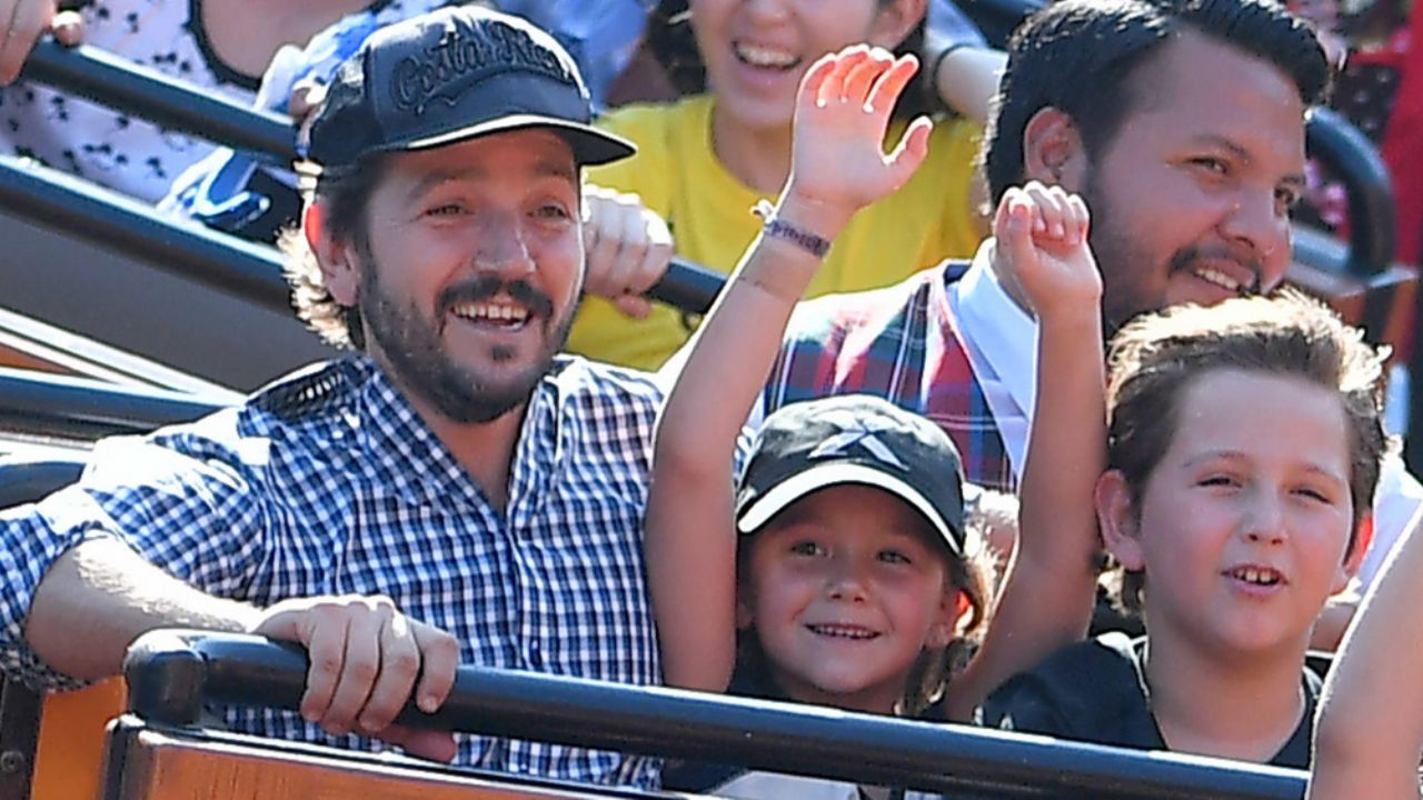 Diego Luna se lanza contra el Gobierno tras el contagio de coronavirus de su hija