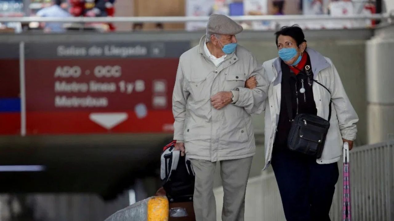 Adulto mayor usa toalla femenina como cubrebocas y causa risas en Internet