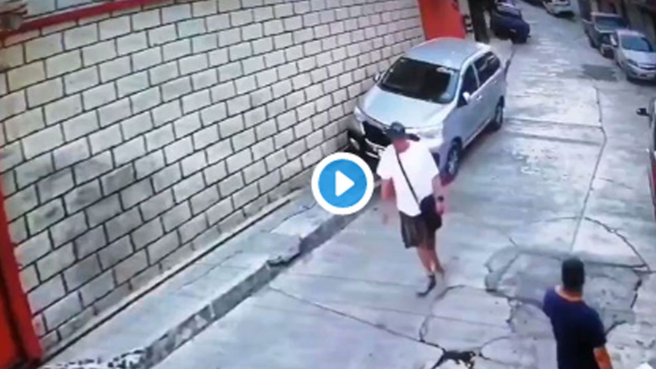 VIDEO: Cámara de seguridad capta asalto a transeúnte en Edomex