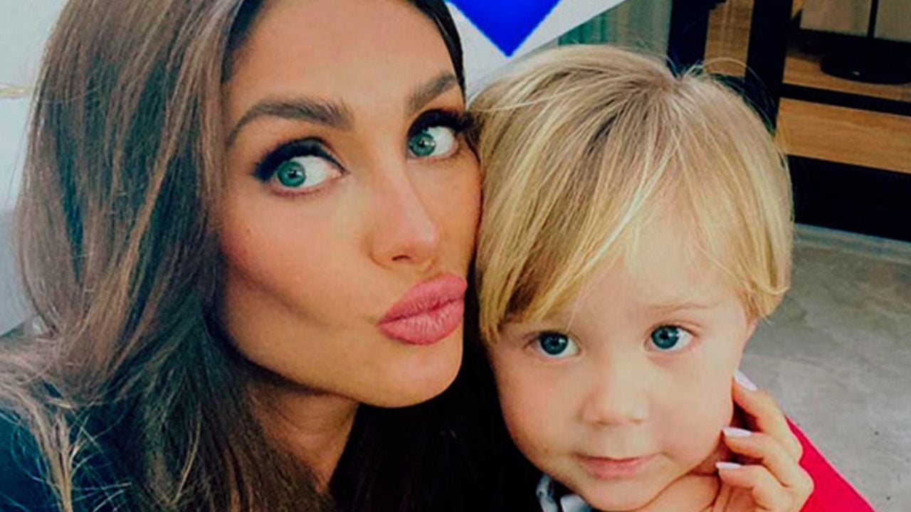 Anahí deleita a fans al cantar ‘Sálvame’ y hace llorar a su hijo ¿por su horrible voz?