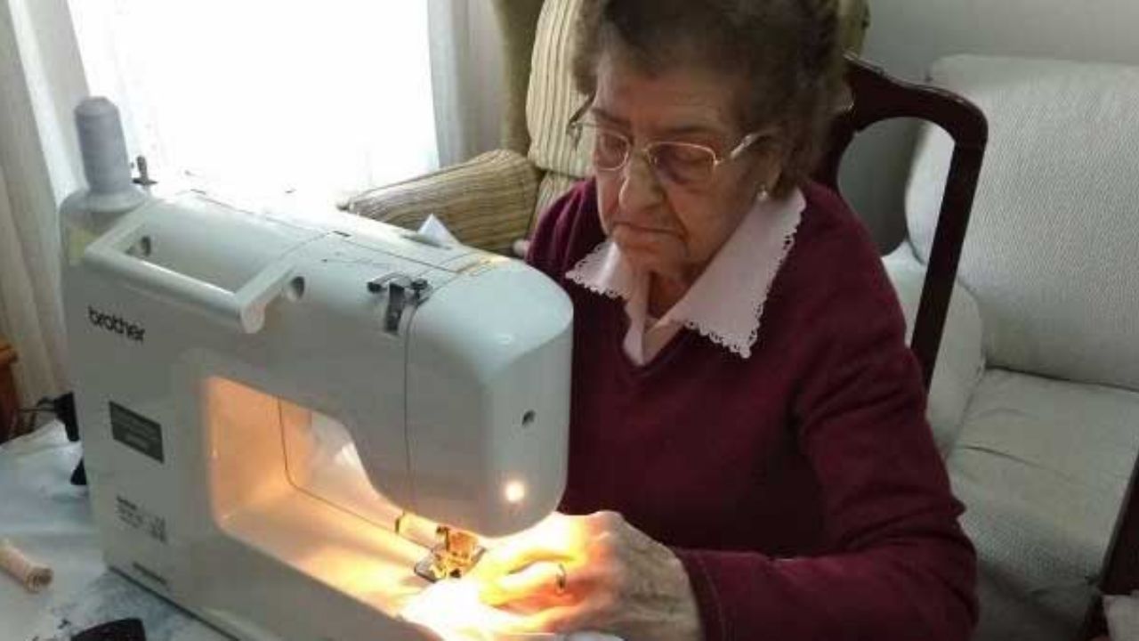 Margarita pone el ejemplo: Hace mascarillas para doctores a sus 84 años