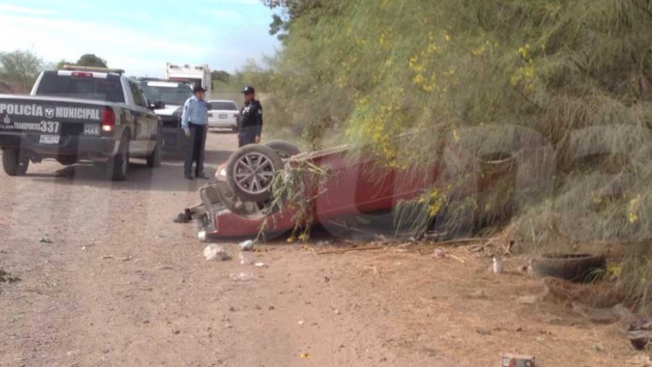 Aparatosa volcadura deja pérdidas materiales; chofer huye del lugar