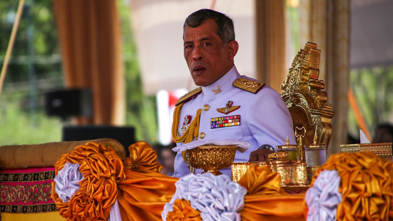 Junto a varias concubinas; así será la polémica cuarentena del Rey Maha