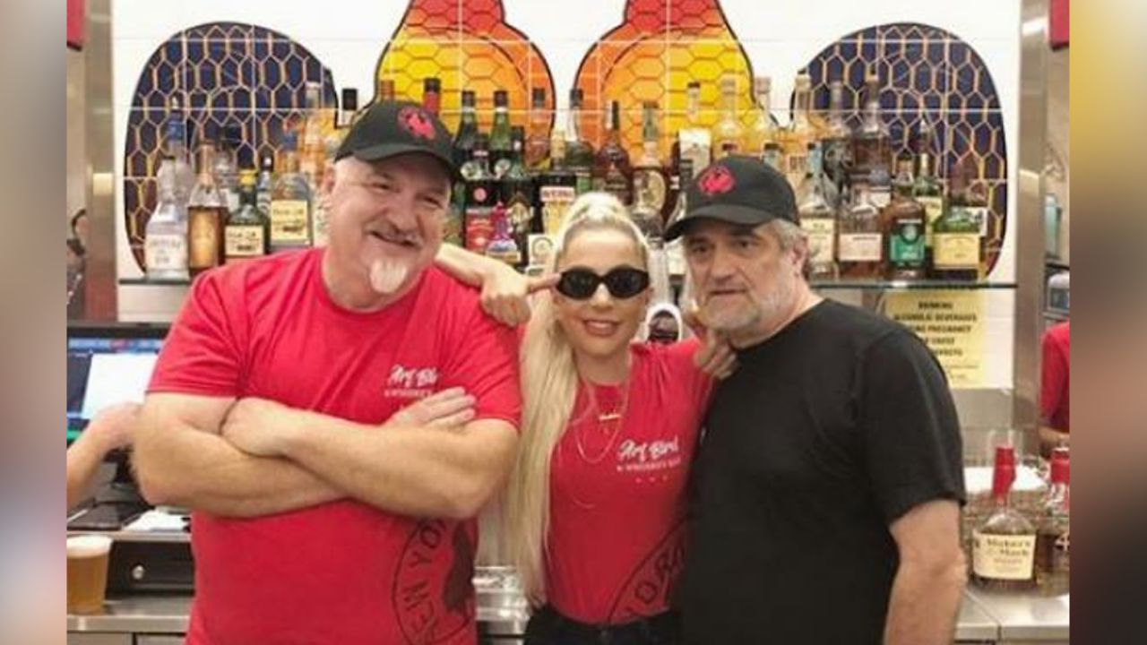 Tunden a padre de Lady Gaga por pedir dinero para pagar cuentas de su negocio