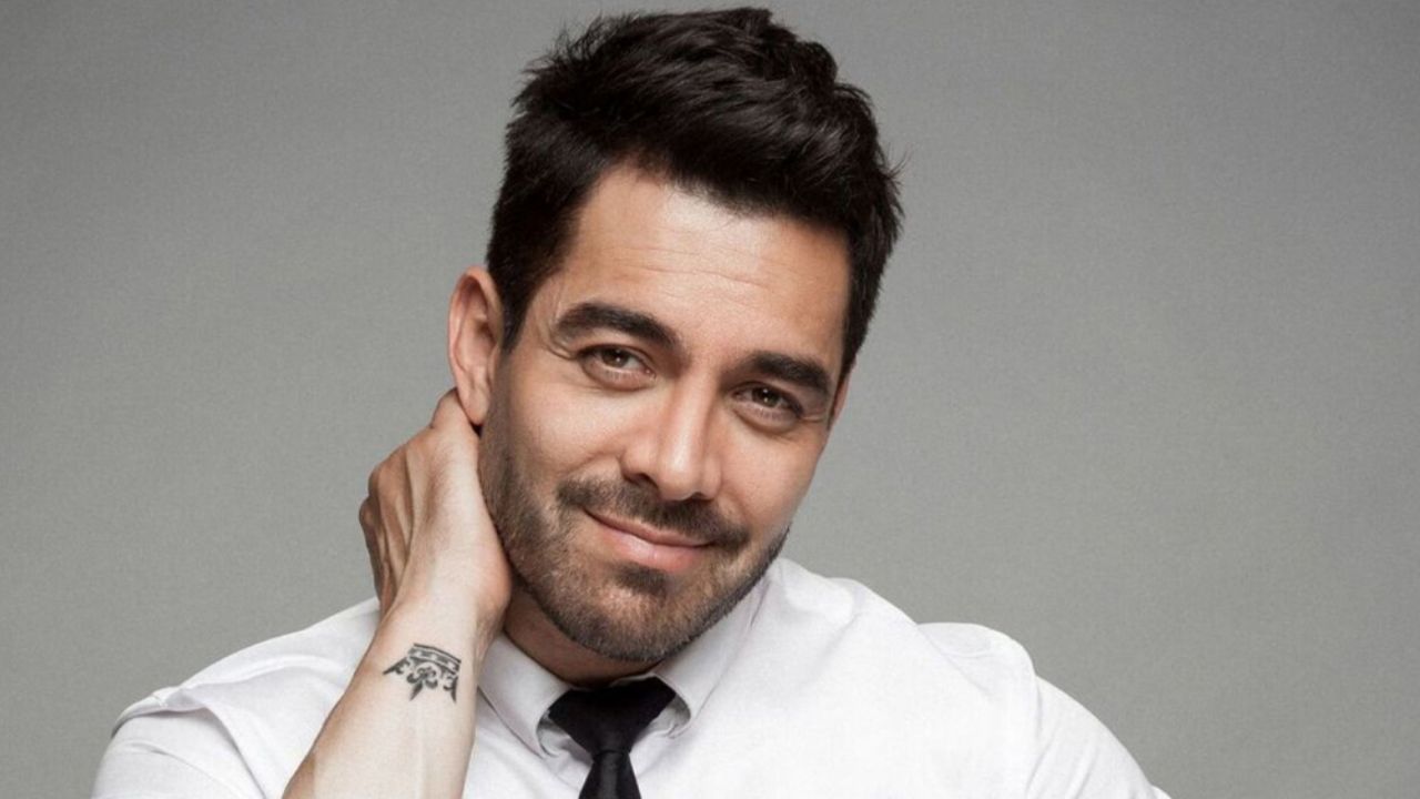 VIDEO: Omar Chaparro a punto de besar a famoso conductor de Televisa causa furor en redes