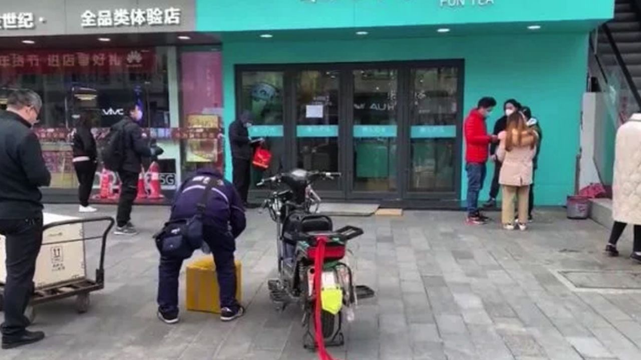 Tras crisis por coronavirus, la ciudad de Wuhan comienza a reabrir comercios