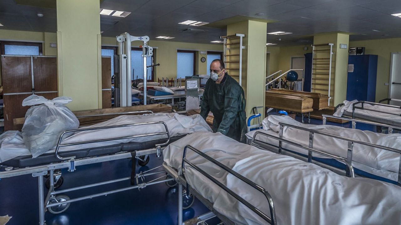 Llueven críticas para la CBS por usar imágenes erróneas de Covid-19 en NY