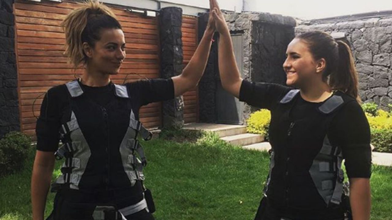 Cecilia Galliano impacta al recrear foto al desnudo junto a su hija Valeria