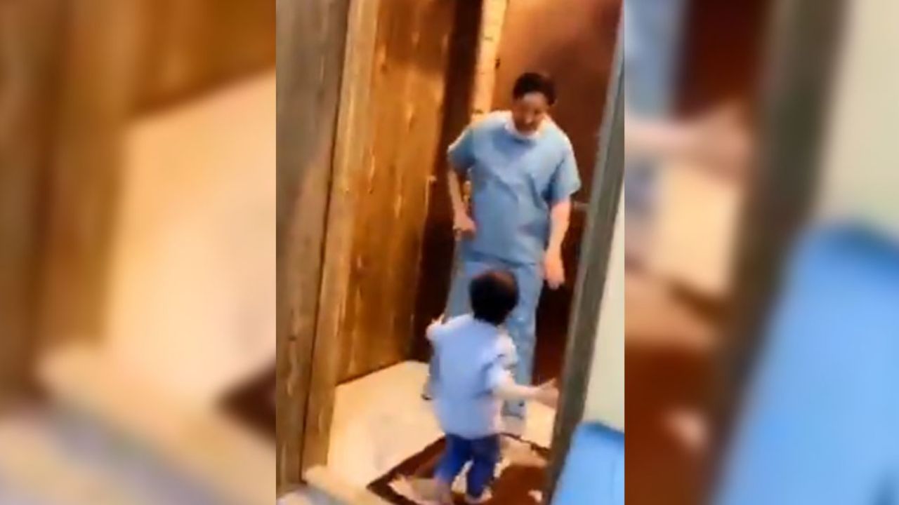 Doctor llora al negar abrazo de su hijo, luego de tratar a pacientes con Covid-19