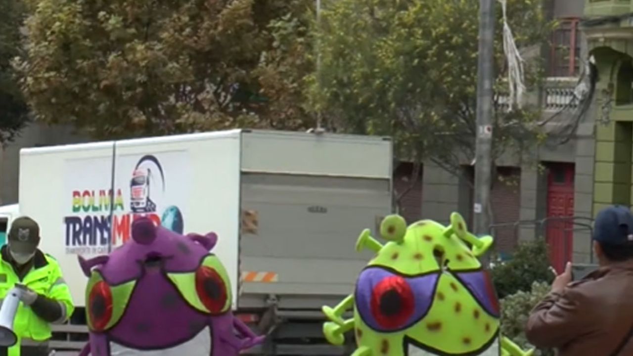 Policías buscan crear conciencia y se visten de Covid-19 para salir a las calles