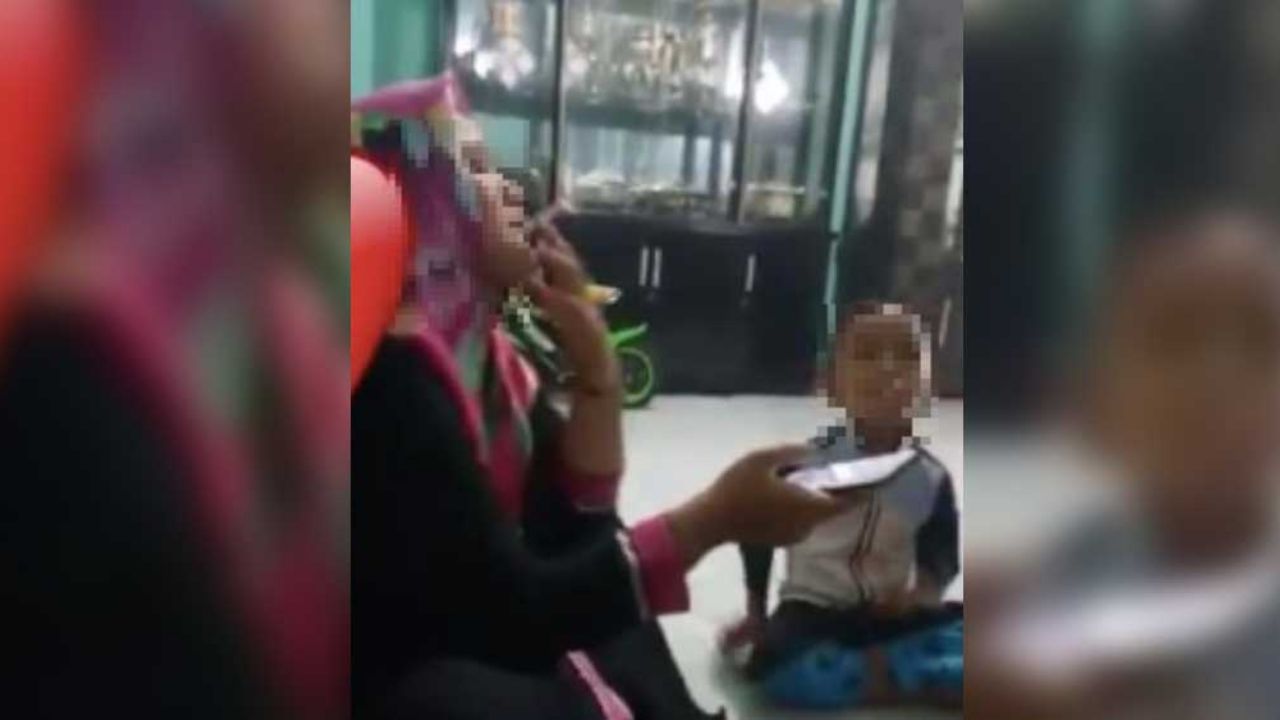 Papás e hijos fuman cigarros herbales para “resistir” al coronavirus