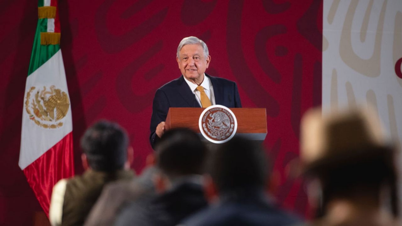 “Hay que apretarnos el cinturón”, AMLO congela salarios por crisis del Covid-19