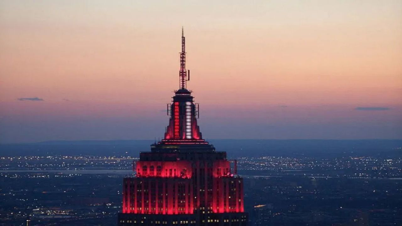 Empire State muestra homenaje a los trabajadores durante el brote Covid-19