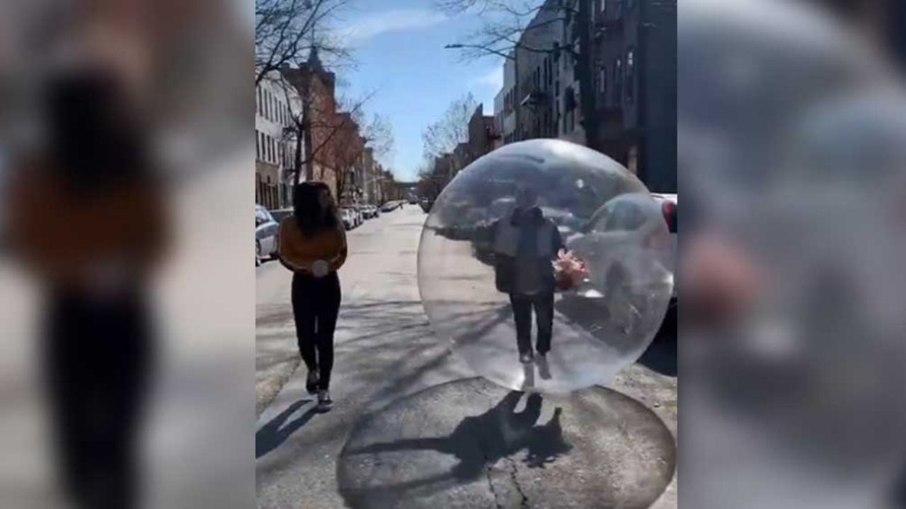 ¡El Covid-19 no detiene al amor! Joven usa dron para invitar a salir a vecina