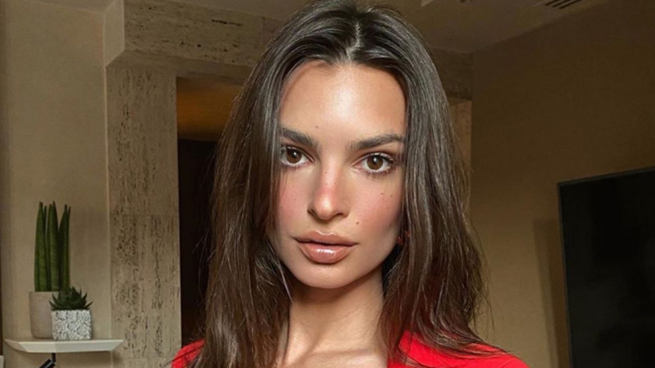 Emily Ratajkowski se desprende de la ropa y se luce detrás de sus cortina