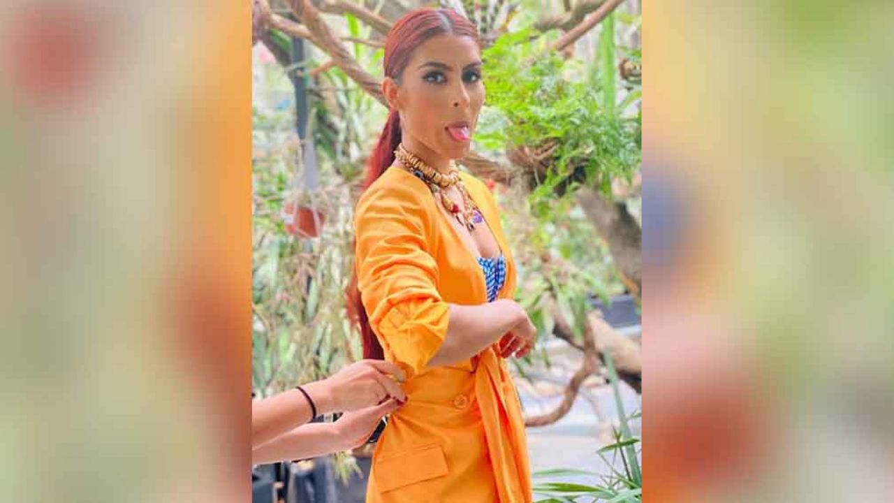 ‘Hoy No Me Puedo Levantar’: Desde el teatro, María León celebra la llegada del fin de semana