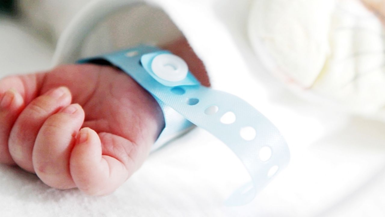 Bebé de seis semanas muere por Covid-19, es la víctima más joven hasta ahora