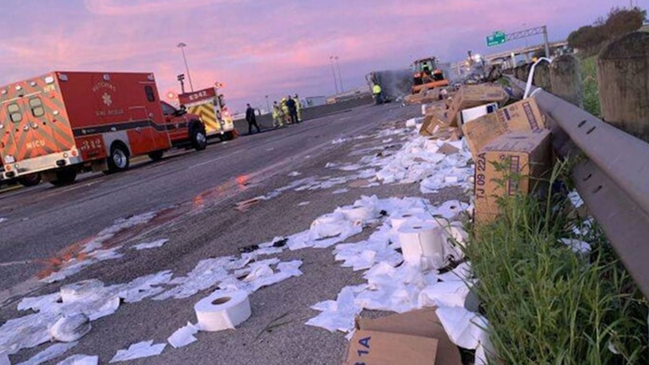 Camión con cargamento de papel higiénico sufre aparatoso accidente