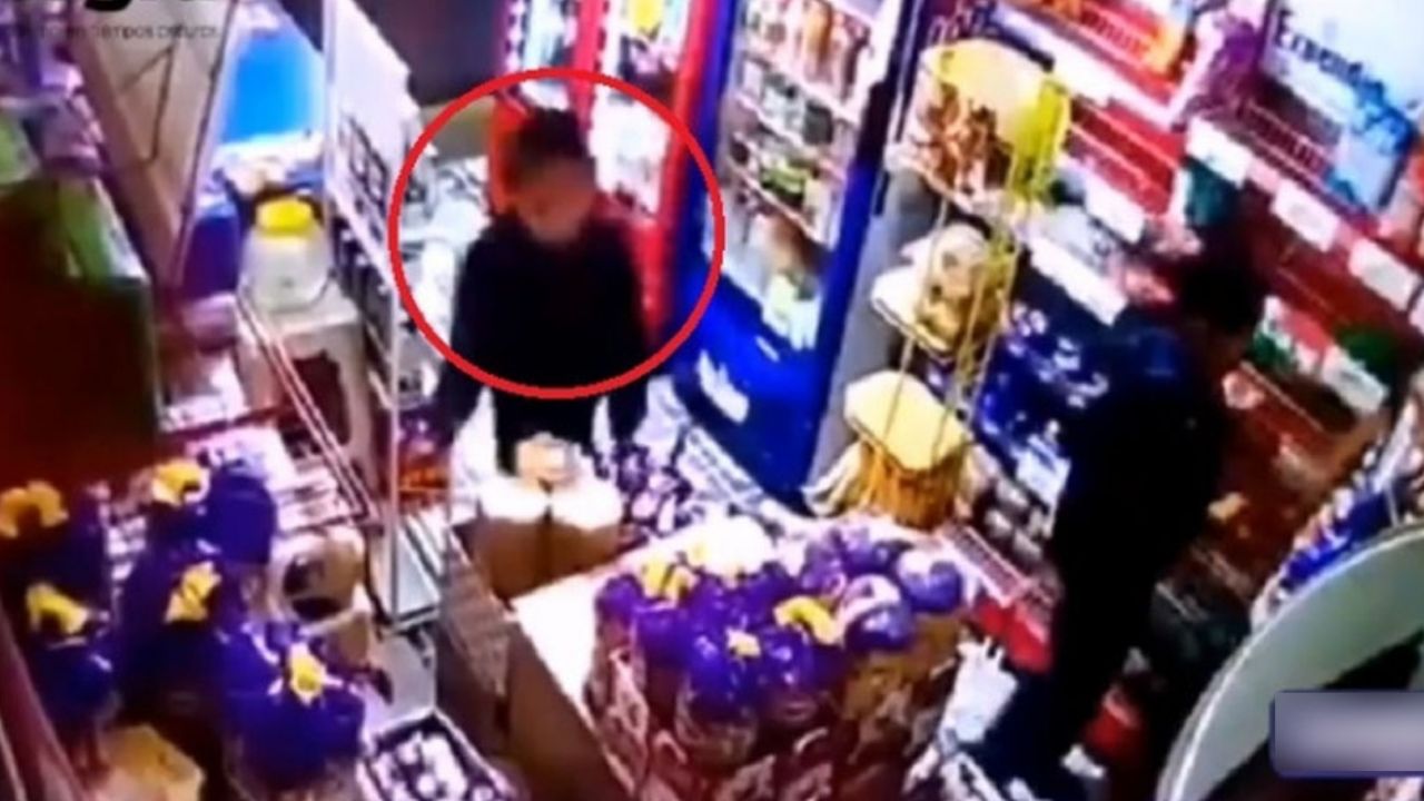 Niño roba dinero de una tienda en Puebla; su padre le indicó cuándo