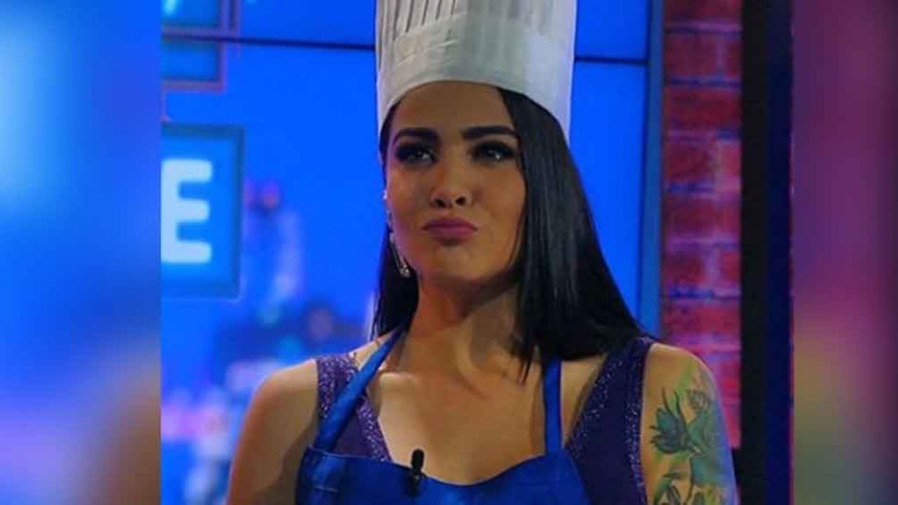 Érika Fernández presume sus tatuajes al exhibirse frente a la ventana