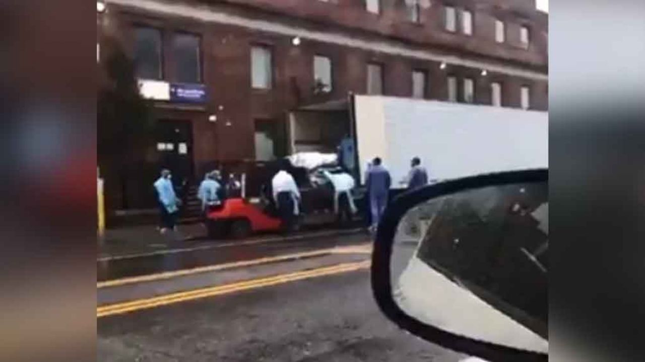 VIDEO: Tráiler es captado al ser cargado con supuestos muertos por Covid-19