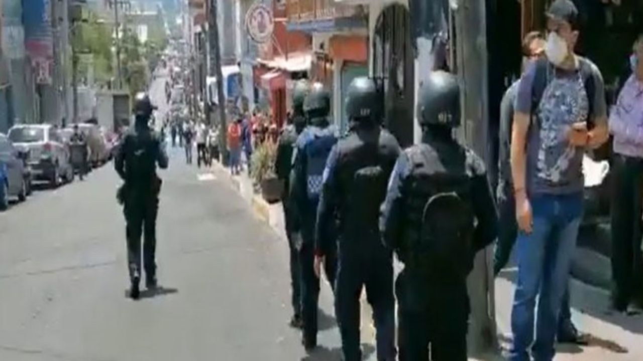 VIDEO: Policías antimotines cierran negocios a golpes por Covid-19 en CDMX