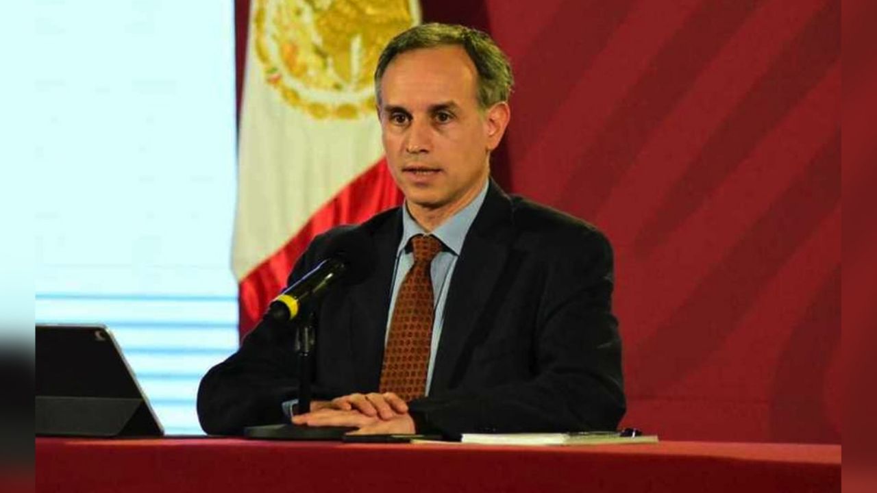 Usuarios de redes enloquecen tras filtrar fotos de López-Gatell de joven