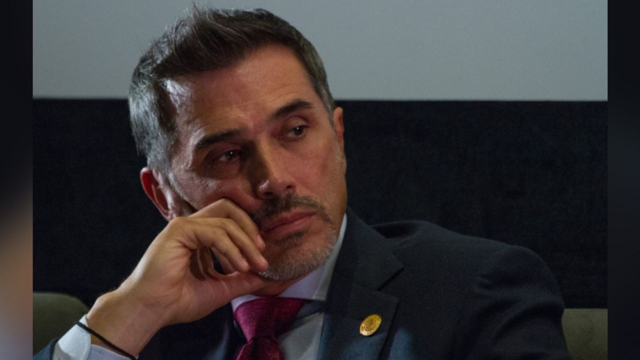 Sergio Mayer olvida la Universidad en la que estudió su maestría y lo acusan de tener “estudios patitos”