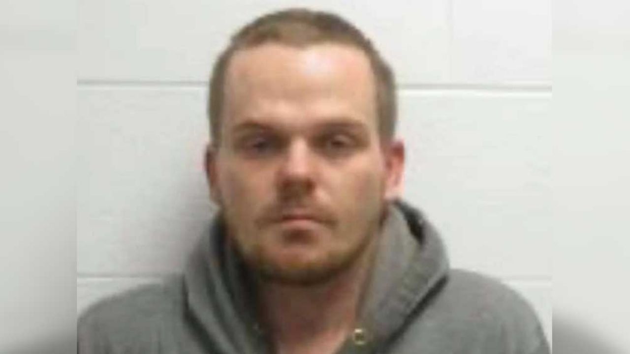 Covid-19: Sujeto tose a clientes en tienda y frota picaporte tras tocar sus genitales