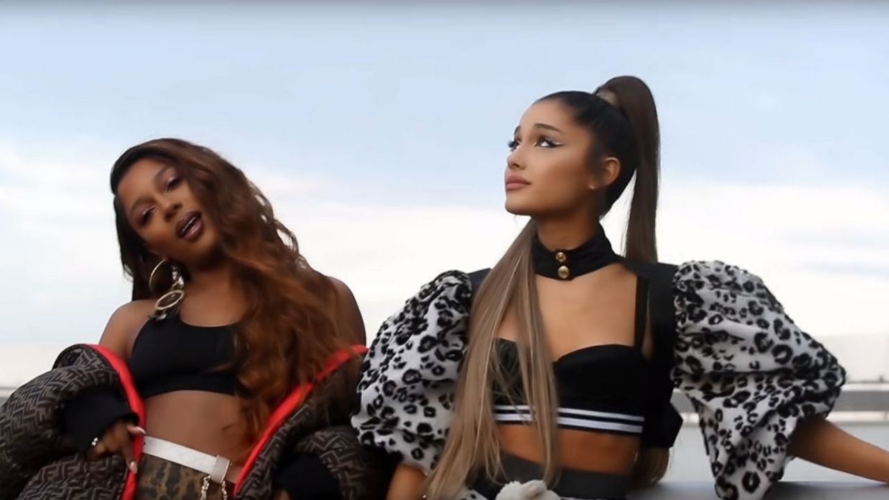 Ariana Grande celebra aniversario de ‘Monopoly’, tema con Victoria Monét