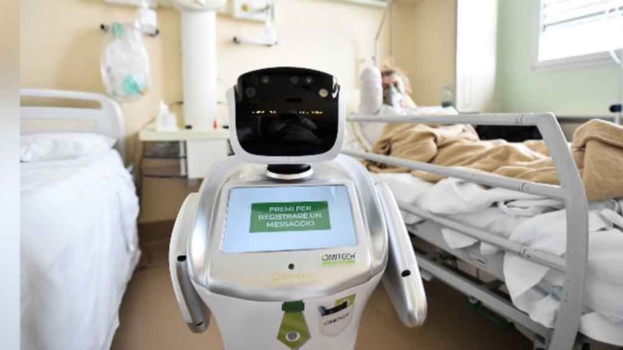 Robot enfermero atiende a pacientes con coronavirus en Italia