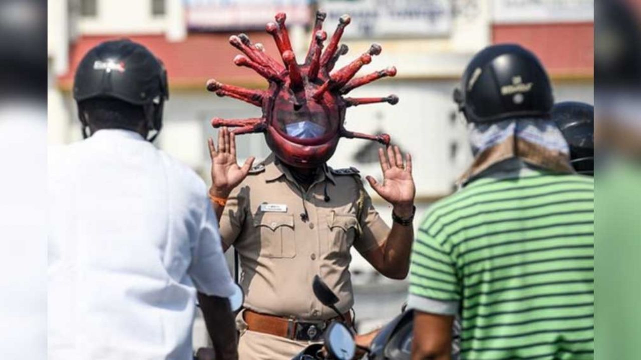 India: Policías usan cascos en forma de Covid-19 para concientizar sobre el brote