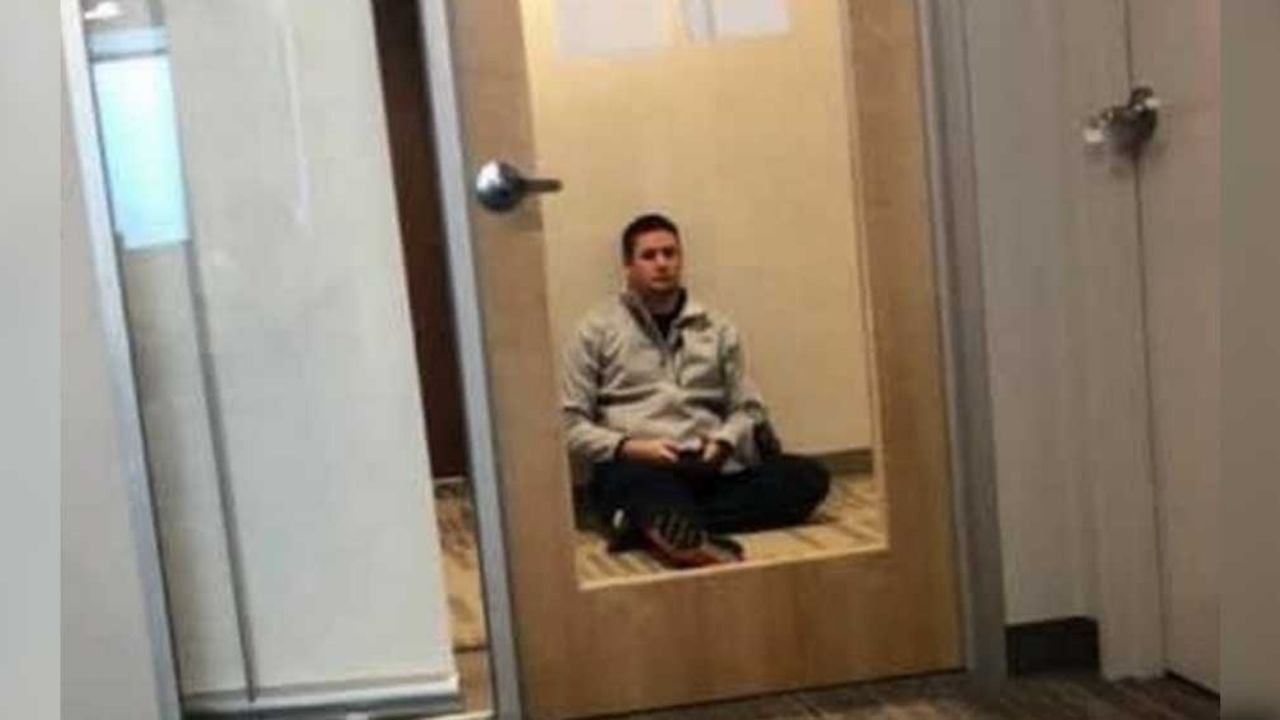 Desgarrador: Por Covid-19, papá se entera de que murió su bebé detrás de vidrio